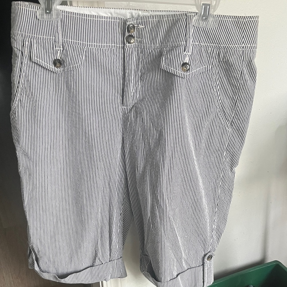 Intro. Women's Black yand White Striped Bermudas